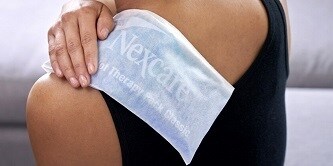 Produit Nexcare™ sur le bras d'un patient
