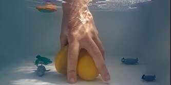 Main avec pansement Nexcare dans l'eau
