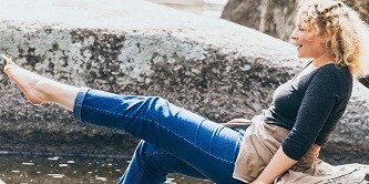 femme au bord du lac 
